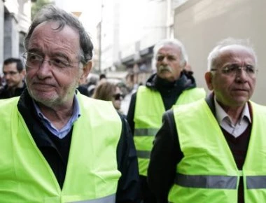 Τα κίτρινα γιλέκα στην Αθήνα - Διαδήλωση Λαφαζάνη έξω από την γαλλική πρεσβεία (φώτο)
